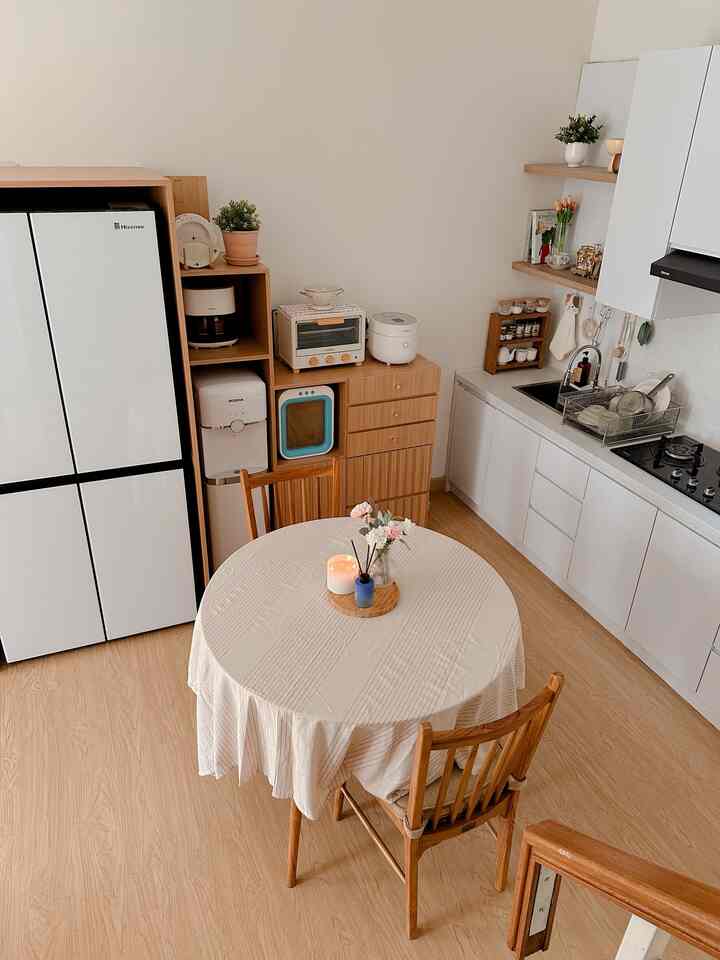 Color Pallete di rumahku; putih, coklat, sedikit hijau supaya fresh ✨

Suka banget sama perpaduan warna ini karena bisa menambah kesan warm dan nyaman di rumahku.

Cara memadukan warnanya sebetulnya aku cuma pake feeling aja sih hhe, kalo mau beli decorative items biasanya aku pastiin dulu masuk engga ke tema warnanya. Tapi kadang aku juga beli yg colorful kok, jadi tergantung mood juga 😆

#BringColorsToMyHome #HomeColorPalette 
#RekomendasiWarnaRumah #kitchen #livingroom #homedecor #home #decoration 