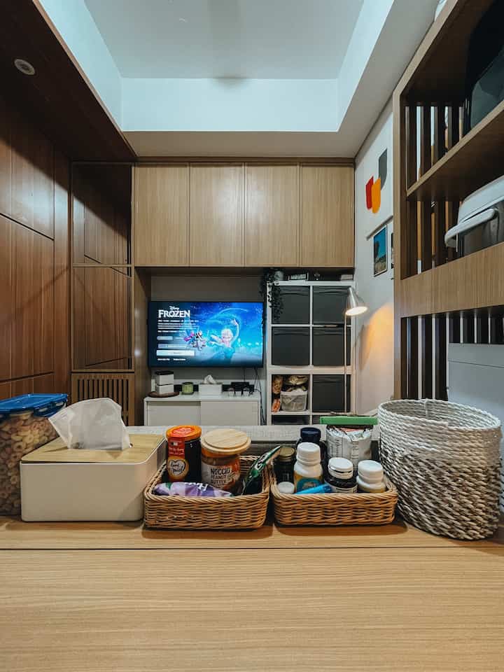 Seperti yang terlihat, color palette di living room aku mostly coklat, putih dan abu2. 
Buat aku color palette ini adalah yang paling netral. Selain itu dapat memberikan kesan yang warm dan homey. Jadi terasa sangat nyaman.
Tinggal tambahkan beberapa lampu dengan cahaya yang juga warm bisa membuat ambience living room semakin nyaman. Jadi pengen mager2an terus sambil nonton tv. 🤣

#BringColorsToMyHome
#HomeColorPalette
#RekomendasiWarnaRumah
#JapandiApartment
#JapandiHome
#WarmAndCozy
#IkeaStuff