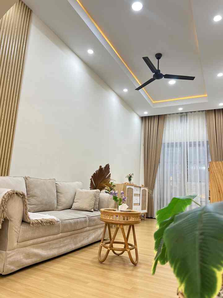 Secara keseluruhan Pallet warna dirumahku didominasi warna coklat, putih, cream, karena aku menyukai warna natural yang bisa masuk kesemua warna, sehingga terasa hangat dan homey. Untuk warna tambahannya aku menyukai warna hijau dari tanaman maupun artipicial agar terlihat lebih segar & hidup. Selain itu aku juga memadukan warna hitam yang netral bisa masuk ke beberapa warna yang ada diruangan.
#palletwarna
#mishahome
#bandung
#BringColorsToMyHome
#HomeColorPallete
#RekomendasiWarnaRumah