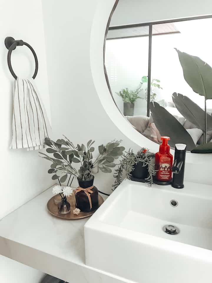 ✨Affordable Decor items✨

Wastafel biasa aja kita ubah jadi lebih manis yuk.. disini aku pakai Gold plate untuk nambah aksen vas nya. Everything you see here are under 50K rupiah! 😂

lalu di meja makan terkadang bosen ya pakai table runner, nah kali ini aku pakai Placemate eceng gondok yang sangat super budget friendly untuk centre dari dining table ku. 

#DekorBudgetFriendly #AestheticAfffordable #SpillDekorlowbudget