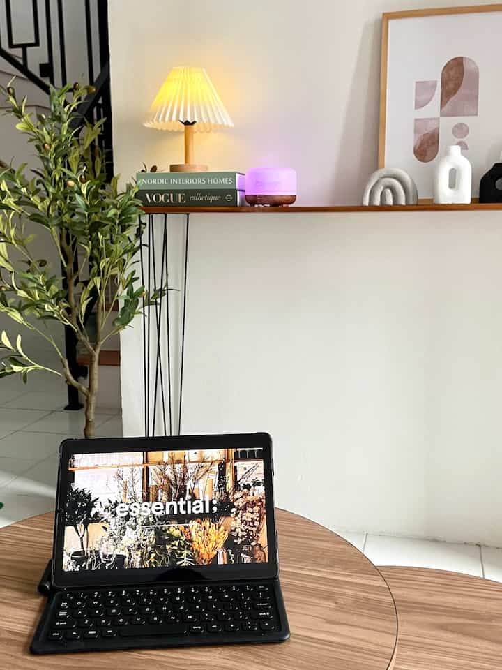 Dekorasi budget friendly di rumah kami diantaranya yaitu pajangan buku dummy yang ada di meja foyer, frame black & white yang terpasang di dinding area tangga, boneka kayu mini size di meja nakas master bedroom, dan pajangan vas aesthetic. 

#dekorbudgetfriendy
#aestheticaffordable
#spilldekorlowbudget
#inspirasidekorasirumah
#rumahminimalis