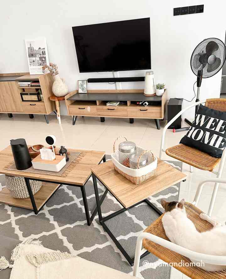 Spill low budget decor:

Karpet abu ukuran 160x210, 2 tahun yang lalu beli di harga 200rb dan masih awet. Lalu ada Beige tassel throw blanket harganya hanya 100rb an aja, keranjang rotan harga 30rb an, dan beberapa cushion harga 20rb an mampu membuat suasana ruangan ini jadi lebih nyaman & warm.

Karena estetik tidak harus selalu mahal :) 

#nyamandiomah #rumahminimalis #lowbudgetdecor #DekorBudgetFriendly #AestheticAffordable #SpillDecorLowBudget