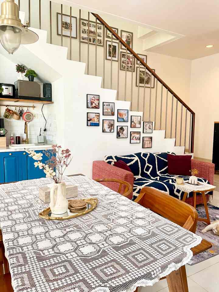 Selamat datang di rumah eclectic versi rani.. 🥰

#BringColors ToMyHome
#HomeColorPalette
#RekomendasiWarnaRumah
#eclectichouse
#bluekitchen
#colorfulhouse
