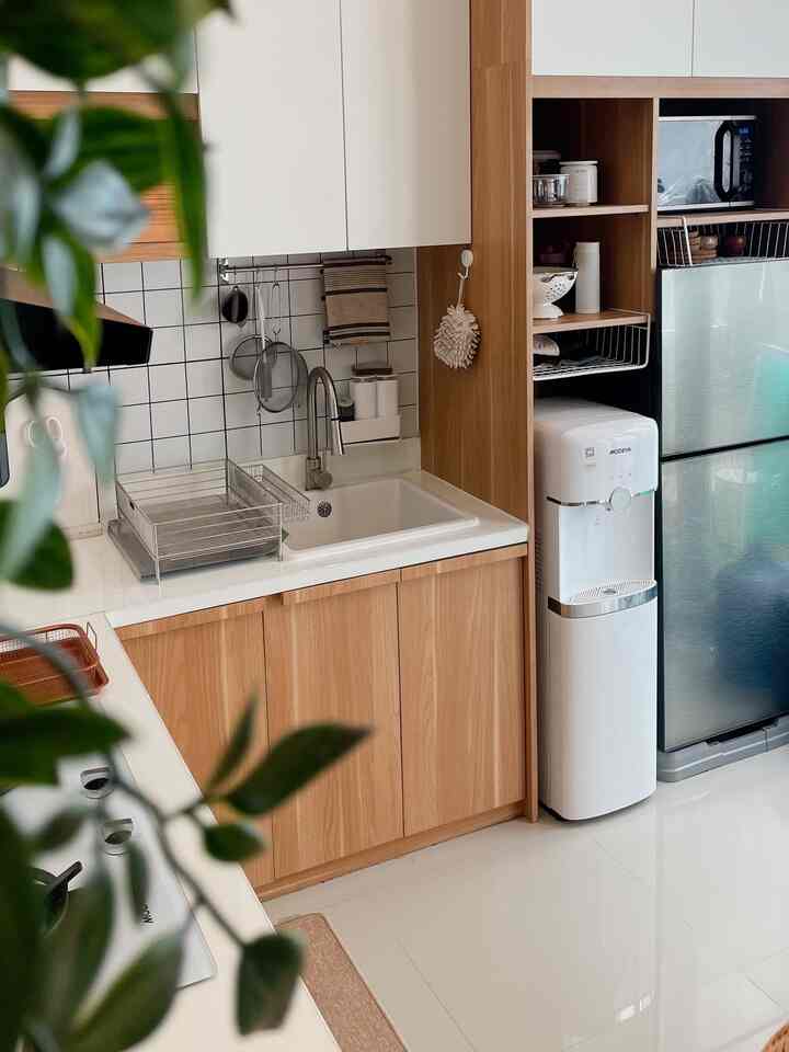 Color pallete rumahghanefa 🤎

Jika sekilas tetangga online lihat feeds n profile akun ohouse rumahghanefa, pasti udah bisa nebak dan kelihatan colorpalletenya ya? Yap! White n wood warm tones 🤎🤍

Secintaaaa itu sama warna kekayuan yang warm! Putih dan kayu itu timeless, mau masuk dekor tema apapun apapun pasti cantiknya bakal effortless ✨

Untuk di lantai 2, warna kayunya lebih pucat. Kami pakai warna golden oak dan bright pine di granit, lemari baju, sampai rak meja rias. 
Untuk pintu kami pilih warna yang lebih gelap tp masih nuansa kayu juga. 

Lantai 1 kami pakai yang lebih warm dan lebih gelap dibanding lantai 2. 

Kami pakai wpc untuk backdrop tv yang sengaja kami pilih senada dengan kitchen set.

Karena mengisi furnitur rumahghanefa dilakukan secara bertahap, mudah-mudahan kami bisa terus konsisten dalam pemilihan warna white n wood ini yaaa! 

#bringcolorstomyhome
#homecolorpallete 
#rekomendasiwarnarumah

 