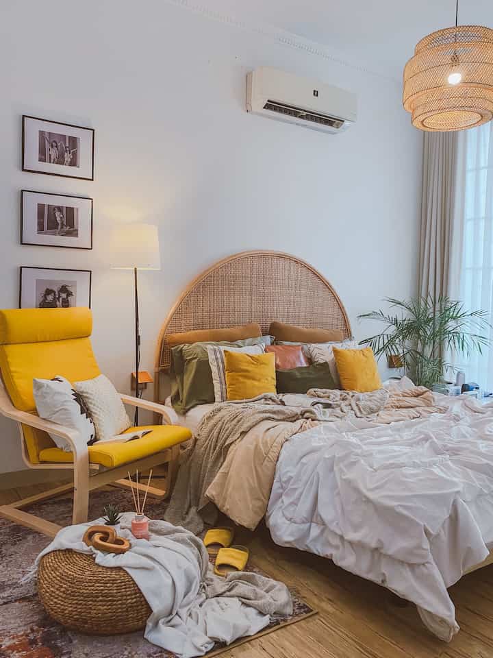 Aesthetic Scandi-Boho Bedroom
—
menurut kami, master bedroom ini merupakan ruangan yang paling aesthetic sekaligus paling nyaman di rumah kami
—
kami menata kamar ini dengan scandi-boho style, dan kami mewujudkannya dengan memilih beberapa dekorasi ini:

1. Headboard Rotan berbentuk arch yang memperkuat style boho dengan finishing natural khas scandi

2. Untuk tempat membaca, kami menambahkan Kursi berlengan warna kuning dengan garis kayu melengkung bergaya scandi

3. Tidak lupa kami pun menambahkan Tanaman Hijau yang merupakan dekorasi khas scandi dan juga boho style
—
menurut kami, selain aesthetic dan memberikan kenyamanan, kamar ini pun memiliki nuansa ala villa sehingga setiap hari saat beristirahat rasanya kami seperti sedang berlibur ✨
—
semoga menginspirasi 🩵
#BTNOAS7
#BedroomDecor
#BohoDecor 
#ScandiBohoStyle 