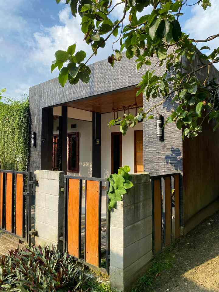 Fasad Rumah 

Menjatuhkan pilihan pada fasad minimalis menjadi pertimbangan yang akhirnya saya dan suami pilih, 2018 membangun rumah, fasad dengan model minimalis ini menjadi yang pertama di lingkungan kami. 

Pemilihan kramik centro dengan motif batu alam menjadi solusi karna minim perawatan dan looknya natural 

#InspirasiFasadRumah
#FacadeIdeas
#GayaFasad
#FasadMinimalis
#RumahtanpaArsitek

