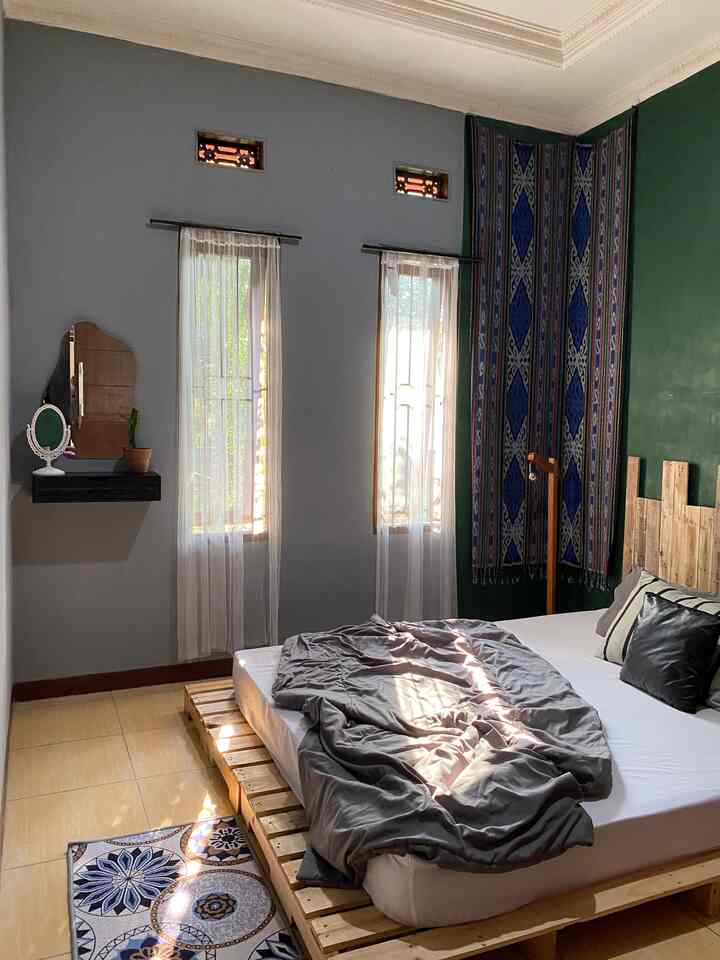 Kamar Utama 

Memiliki kamar dengan ukuran minimalis memang harus pintar memilih dekorasi seperti kamar di rumah kami pemilihan tempat tidur palet menjadi solusi dan rak dinding melayang menjadi meja rias diruanhan ini dan beberapa wishlist dekorasi lain yang masih belum terpasang 

Semoga menginsipirasi.. 

#Bedroom
#Bedroomminimalis
#Bedroomstyling 
#RumahTanpaArsitek
#Ruangankecil 