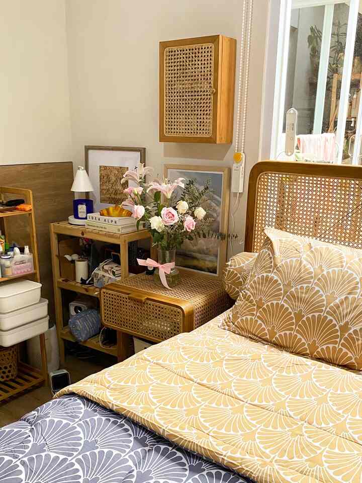 Ruang estetik di #kylehome tuh menurut aku kamar tidur. Soalnya paling sering di rotate dekorasinya sesuai mood dan warna bed sheetnya. Btw ini sebagai salah satu post untuk join #BTNOAS7 . Tolong supportnya yaaa, semoga bisa bertemu lagi di #s7 #homedecor #homedesign #homeinspo