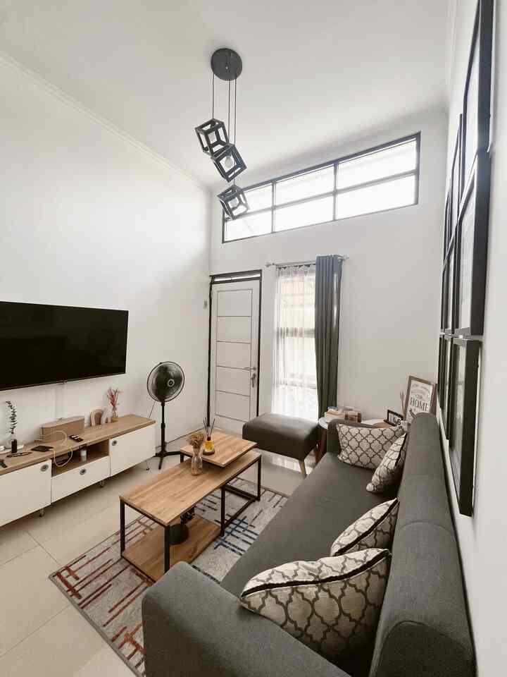 Ruang Tamu - Scandi - Japandi✨

Ruang tamu berukuran 3m x 3m denty.house ini di tata dengan tema scandi japandi style yang dimana dengan sentuhan warna hitam - putih - kayu, dengan paduan warna ini kami mewujudkan ruang tamu dengan dekorasi :

• Kozu table minimalis dengan warna hitam dan kayu memberikan kesan scandi 

• lampu gantung dengan warna hitam agar ruangan terlihat aesthetic dan luas, tema ini pun memberikan kesan scandi

• meja tv disini merupakan paduan warna putih dan kayu (white n wood) sehingga terkesan japandi nya, agar tidak gelap dengan nuansa hitam nya selalu ada sentuhan warna putih

menurut kami, dengan sentuhan white, black, dan wood memberikan kesan manis namun tegas. sehingga ruangan dirumah kami selalu ada paduan 3 warna tersebut yang masih terlihat aesthetic🤍🖤🤎

semoga menginspirasi yaa🫶🏻✨

#BTNOAS7
#RuangTamuDekorasi
#dekorasiruangtamu 
#ScandiJapandiStyle
