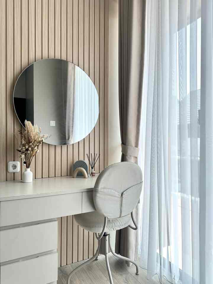 Aesthetic dressing table 

Hallo tetangga O!House,
Ruangan meja rias ini yang paling aku suka dirumah karena ini tempat aku bisa mempercantik dan memanjakan diri. Pastinya untuk para wanita ini spot paling wajib yang ada dikamar😉

perbaduan pallet warna cream yang senada dan ditambah kisi kisi dibagian belakang menjadikan meja rias keliatan aestetik..

Semoga menginspirasi🤍🤎🧸🍂

#BTNOAS7 #aestheticroom #dressingtable #roomdecor