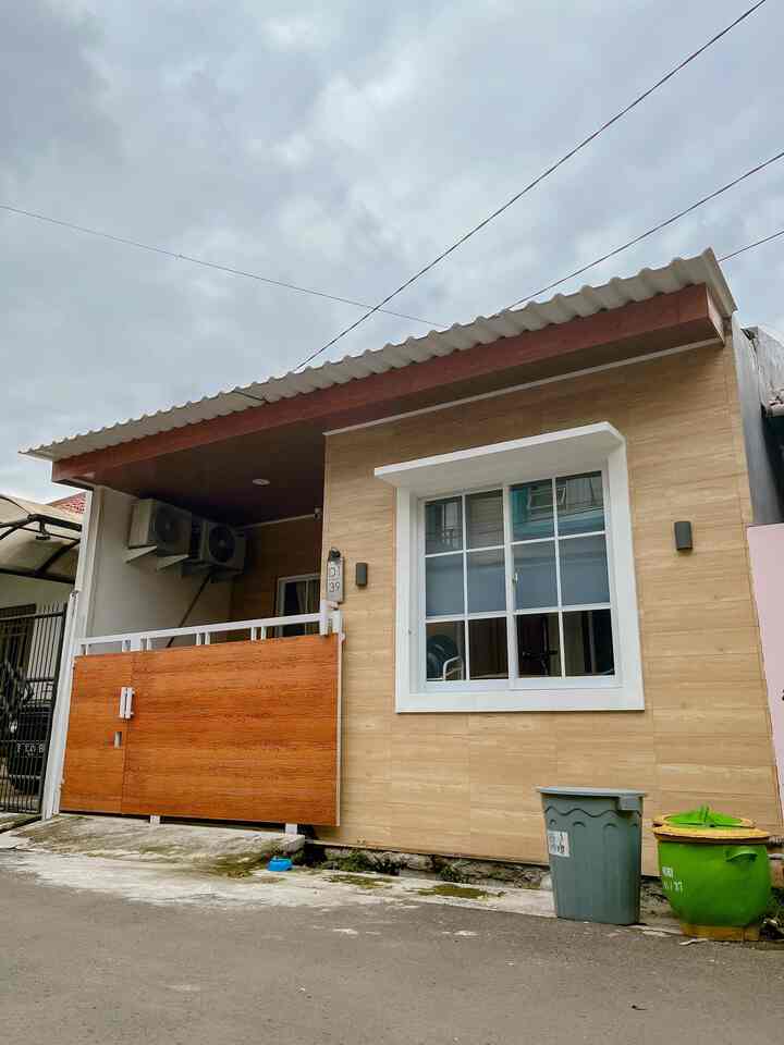 Fasad rumah

——-
Tema fasad rumah kami yakni white & wood, ini membuat jendela besar agar teras jadi terang & tidak pengap. Pemilihan warnanya cerah juga agar ruangan yg sempit bisa terlihat luas. 

#InspirasiFasadrumah #Facadeideas #GayaFasad #fasadminimalism #fasadsimple