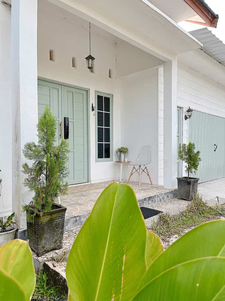 Fasad, fasad rumahku bergaya sederhana ala rumah peternakan. Farmhouse. Dengan garasi lebar, tanpa carport. Aku memilih gaya ini karena hanya ingin terlihat sederhana. Dibuat melebar tanpa lantai 2 karena penghuni nya masih bertiga. 
Cat putih mix warna hijau telur asin aku pilih agar rumah terasa lebih fresh. Pintu ganda dan jendela kotak kotak cocok dengan gaya rumah ala farmhouse. Aku menambahkan lampu tembok bergaya vintage agar suasana pedesaan makin terasa. 

#InspirasiFasadRumah #FacadeIdeas
#GayaFasad #Homedecor #dekorasirumah #homeinspiration #homeideas #interiorstyling #rumahcantik #desainrumah #inspirasirumah #desainrumahminimalis #desainrumah #rumahminimalis #rumahkorea  #vintagehome #modernfarmhouse #americanclassic #jendelaoval #jendelabulat 