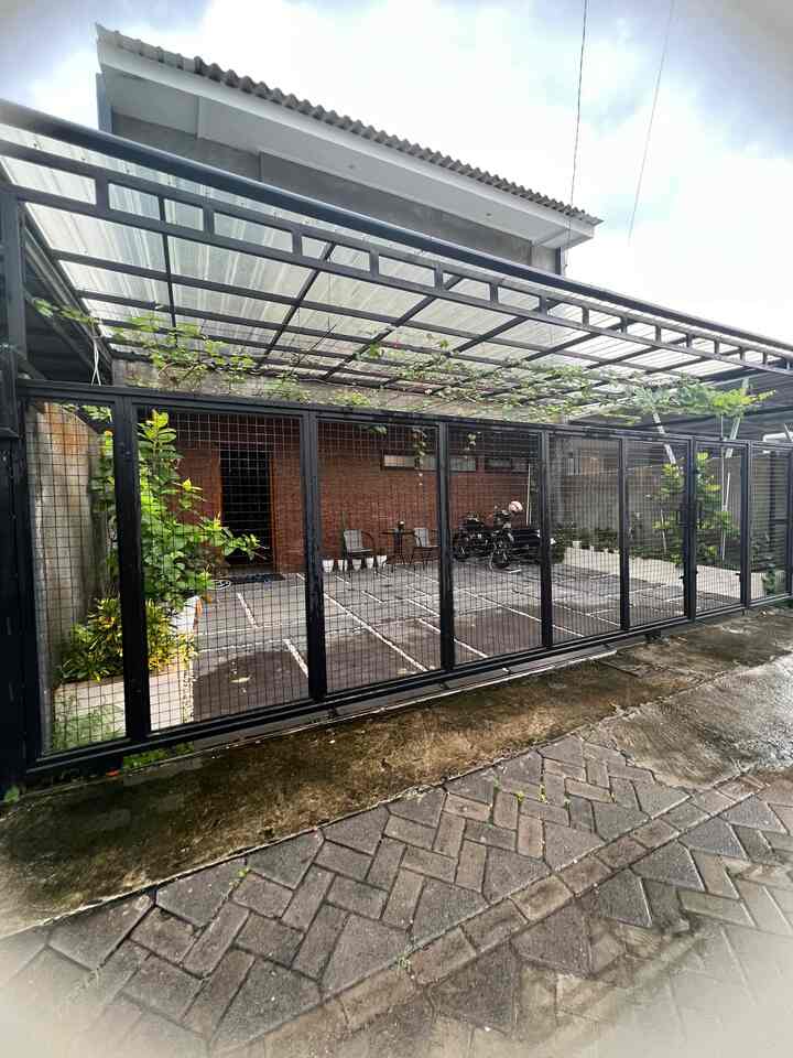 Fasad rumah di rumahyuqibam khas banget dengan kesan unfinished yah 😊 warna-warna nya semua on point, mulai dari cat hitamnya, bata eksposnya yang menjadi element penting dari ciri khasnya sendiri. 
Terinspirasi dari beberapa cafe, akhirnya kami memilih tema industrial modern ini, warnanya juga timeless menurut kami...

Semoga bisa jadi inspirasi yah 😍

#InspirasiFasadRumah
#FacedeIdeas
#GayaFasad
#RumahIndustrial
#Rumahyuqibam
#InpirasiRumah
#IndustrialModern