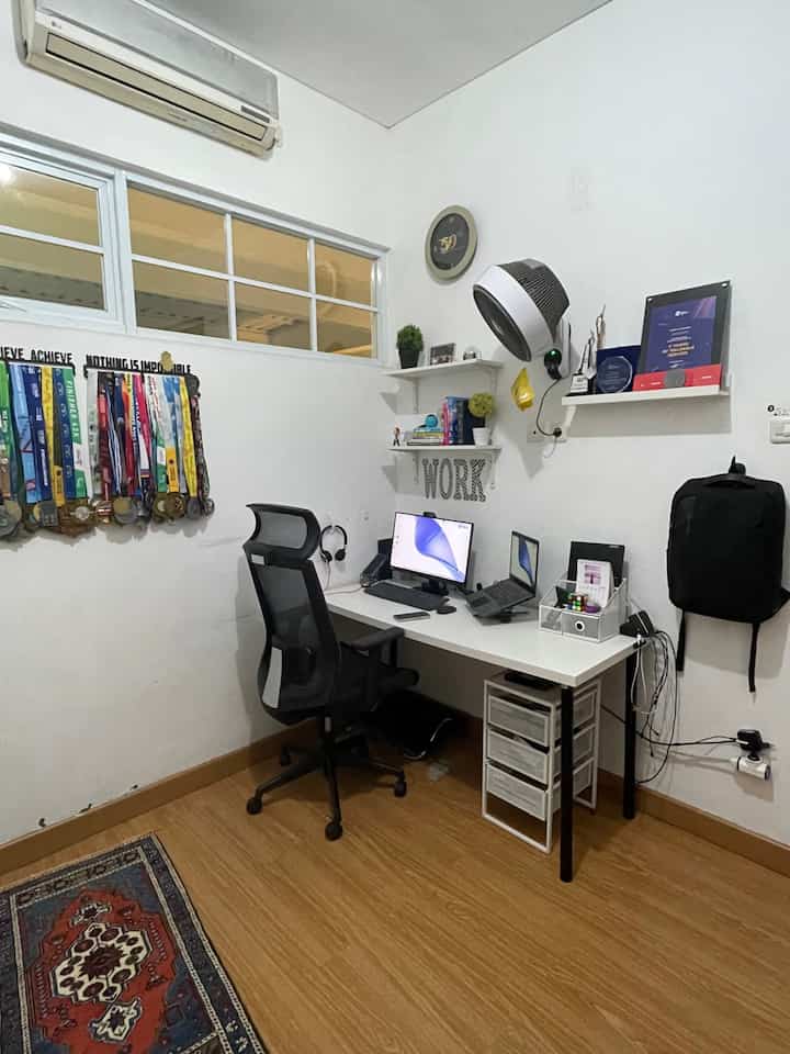 Ini awalnya ruang tamu sebelum renovasi, kami jadikan kamar tidur pada saat awal renovasi dan saat ini kami jadikan kamar kerja dan ruang hobby

#RuangKerja
#RumahDeveloper
#RumahCluster
#RuangHobby
#Interiorruangkerja
#maksimalkanfungsiruang