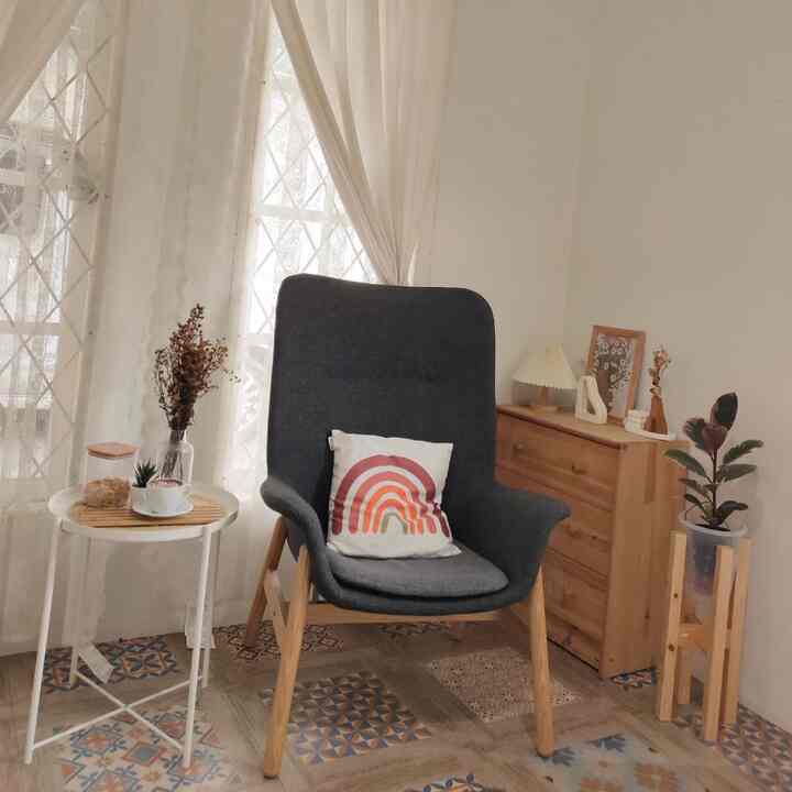 Di casadgarlic hampir 80% funiture mengunakan produk IKEA salah satu ini kursi vedbo hasil sale 50% saat pertama launching di IKEA. Kursi design simple mudah di decor dengan laci lemari rast dan meja gladom menjadi kan spot yang simple dan estetik

#inspirasipojok #ikea #homedecor #inspirasirumah #homesinspo 