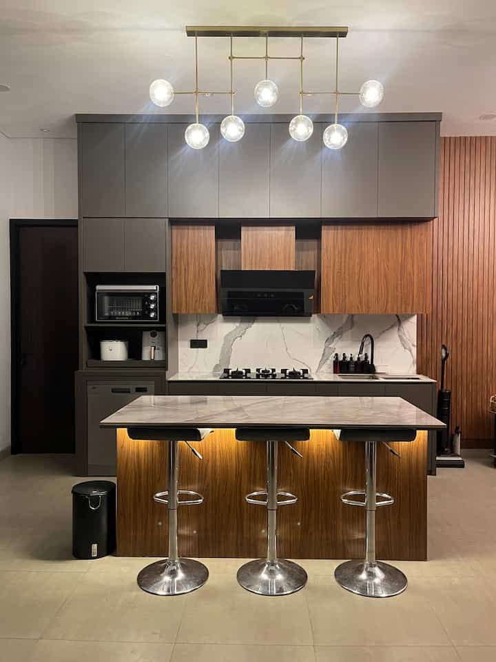 Dapur adalah salah satu ruangan yang menurut saya paling krusial dirumah, karena disini saya biasa menghabiskan banyak waktu untuk menyiapkan hidangan untuk orang terkasih. #dapurminimalis #dapurcantik #inspirasidapur #kitchenidea #kitcheninspiration #BTNOAS7 