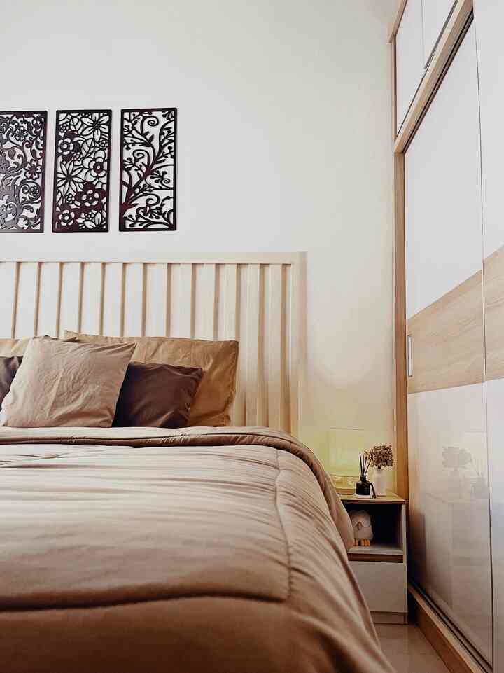 Aesthetic Japandi Bedroom

Hi O!House friends. In my opinion, one of the aesthetic rooms in the house is this bedroom. The bedroom at Kei House has a Japandi concept with a Tatami bed design. In this room we use a color palette with neutral colors such as white, wood, beige typical of Japandi. For the cupboard, we use sliding doors to make the room look more compact. Hopefully it will inspire 🤎

#BTNOAS7
#AestheticBedroom
#BedroomIdeas
#JapandiStyle