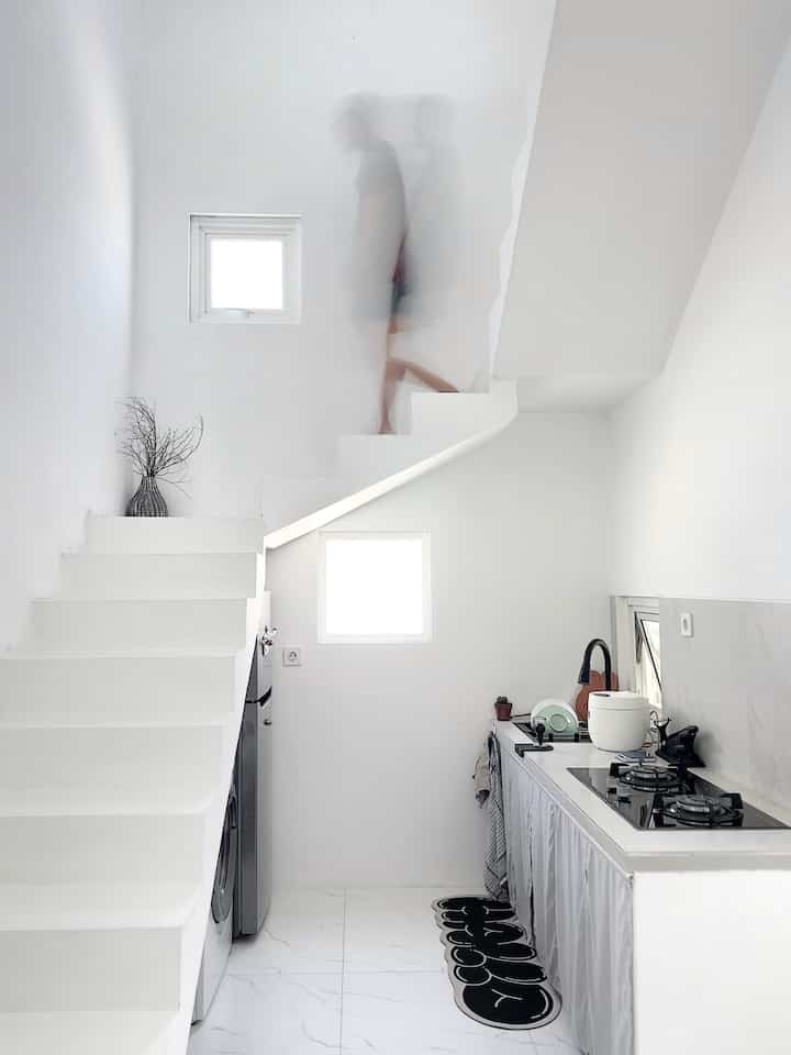 O!Class “Elevate Your Home: Level Up with Interior Styling Tips” with Ivan Eldo Studie
-
Terima kasih buat O!House sudah mengadakan O!Class karena menurut kita ini kelas worth banget dan bisa terus belajar, kali ini kita akan menerapkan materi yang telah dishare kak Ivan Eldo
-
Rumah kita memiliki luas tanah 6x12 meter dengan luas bangunan 45m2 untuk menciptakan kesan lus dirumah semungil ini kita memilih desain dengan konsep MINIMALIST karena Minimalist membuat kita bisa memilah benda” yang akan dibeli ( mengingat ruangan kita minim space ), bisa sedikit menghemat budget dalam pembangunan karena tidak memiliki ornament yang berlebih hanya aksesn tertentu, bisa menyatukan tema keseluruh ruangan kita menyukai tema Monochrome 
-
KITCHEN AREA
kita menginginkan rumah open space tapi tidak nampak ada tangga di area living room, akhirnya suami mencoba meletakan tangga di area dapur untuk memaximalkan lahan, karena belum nemerlukan kitchenset desain kitchen kita sangat simple dan disesuaikan dengan kebutuhan kita hanya memasak nasi dan bikin kopi saja , item dekorasi di kitchen mungkin tangga karena menggunakan cat putih jadi terlihat seperti objek studio ala” Bali 😁
-

LIVING ROOM 
ruangan ini bisa dibilang tempat segalanya jadi kita mendekornya dengan sofa + coffee table stainless steel agar senada juga dengan meja korner , ada aquarium air laut dibagian pojok, agar kena sinar matahari biota”nta menjadi tumbuh, untuk pemasangan tirain kita menggunakan vitrase saja yang digantung sedikit diatas plavon, dan menggunakan jendela cukup besar agar sirkulasi udara lancar 
-

RECORD CORNER 
kita memanfaatkan space disudut untuk meluapkab keinginan kita mengoleksi beberapa piringan hitam, dengan storage rak stainless yang dirakit sendiri kita pasangan top table kaca, sisa space kita gunakan untuk koleksi lelampuan 
-
DESK SETUP
meja kerja kita ubah menjadi putih semua agar terlihat luas dan senada dengan tema ruangannya dengan interior film kita pasang sendiri 
-
BATHROOM 
kamar mandi berukuran 1,35 m x 2 m ,kita ingin cukup mini wastafel , closet dan shower , dingin kita pakai full granit splash grey agar terlihat luas dengan warna polos


#OclassInteriorStyling #homestyle #homedecor #styling #interior #angkahouse #livingroom #kitchen #desksetup #recordscorner #minimalis #whitedecor