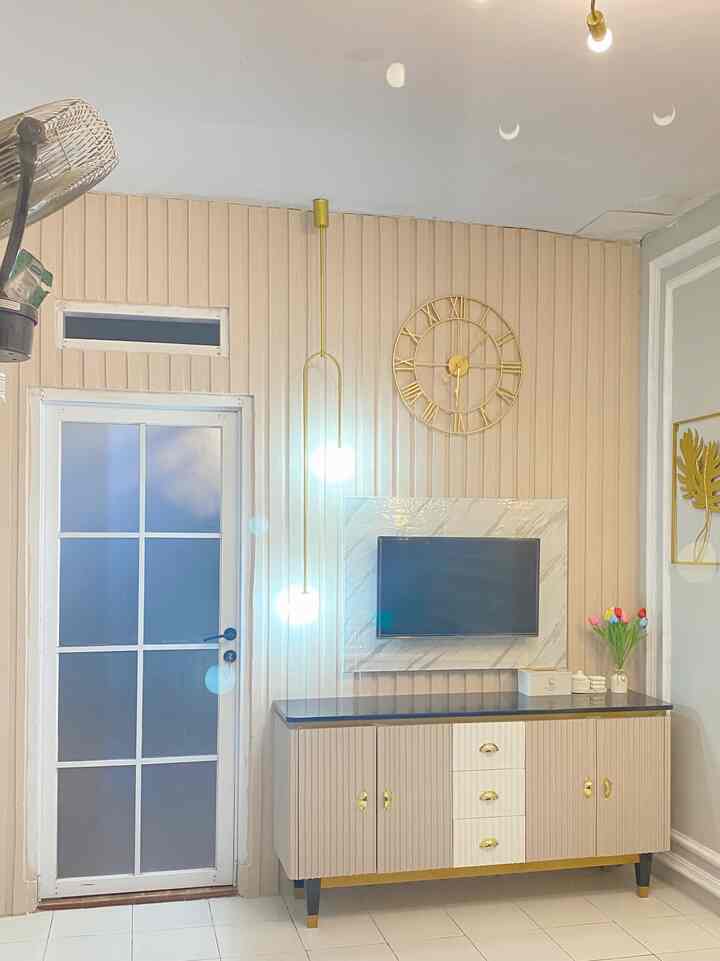Karena sangat jarang banget ada tamu, jadi Ruang tamu dan ruang tv dirumah kami satukan, ini adalah model backdrop tv dirumah kami, versi low budget dengan hanya memakai gypsum yang ditempel seperti wallbatten..

_________
#ruangtv
#desainrumah
#inspirasiruangtv
#backdroptvlowbudget
#BTNOAS7