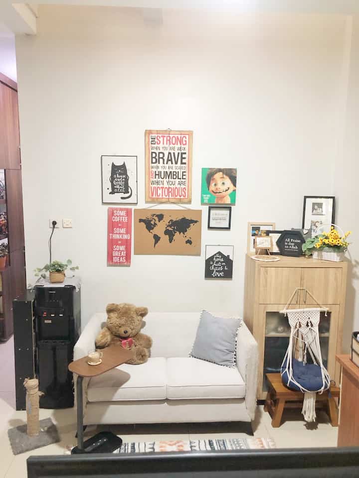 The middle room is rarely used, but is often used to sit around waiting for Somay to pass by or catch the ball 🤣

The sofa, which was a bit abused by the anabuls, is really comfortable, it's a shame it doesn't come out anymore. What's most exciting is that this room has aromatherapy champions ☺️


#decorlowbudget #decorinspiration #stylinginspiration #bohoscandi #catlover #cozyhome #aesthetichome