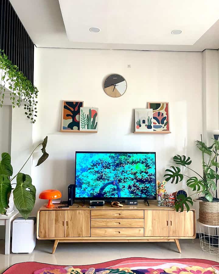 Living room dengan jendela besar di sisi kanan. Membuat ruangan ini menjdi terang. Penambahan tanaman asli sebagai dekorasi ruangan ternyata membuat ruangan ini semakin asri dan ademmmmm #livingroom #homedecor #plantslovers #inspirasilivingroom #livingroominspo #homedecoraction #decorationitem #customrug #jardinrug #tropical 