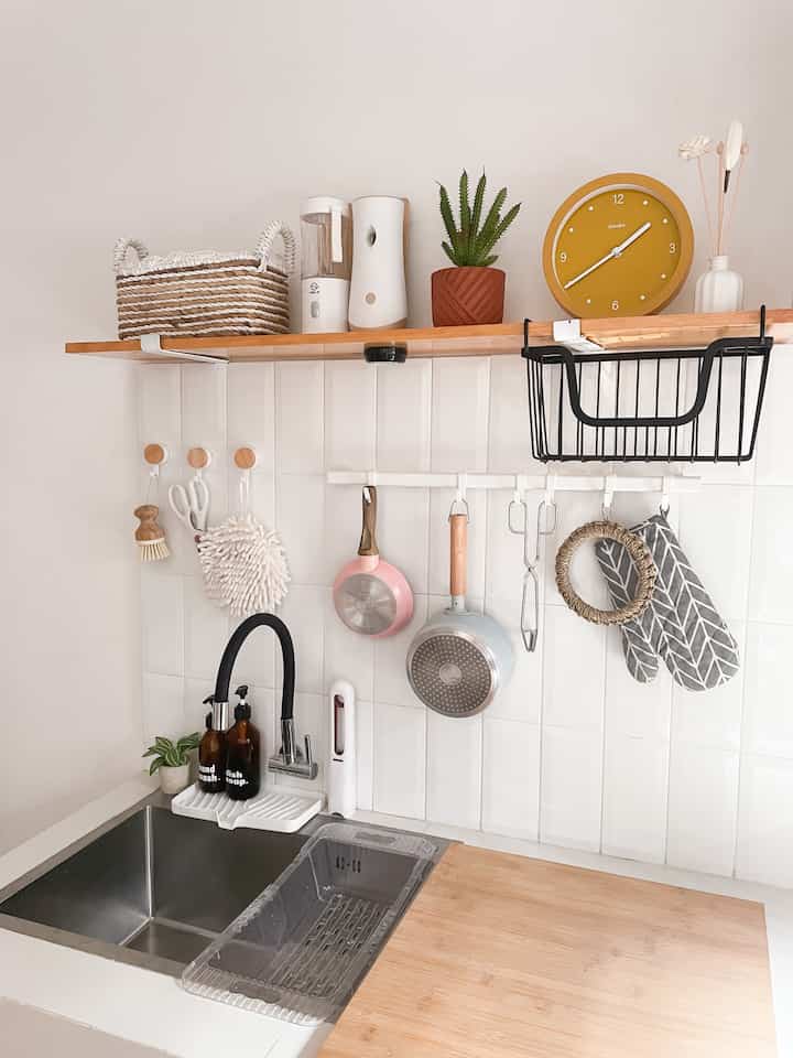 Dapur ini jadi salah satu ruangan favoritku, dan area sink ini yang paling aku suka. Apalagi kalo bukan karena dekorasi nya 🥰

Ngga terlalu banyak barang sebenernya, tapi semua yang ada di sekitar sink ini emang selain estetik, tapi juga fungsi nya aku butuhin di dapur ini 😁

#InspirasiDapur #KitchenIdeas #DekorasiDapur #DapurIdaman #DapurMinimalis #KitchenInspo