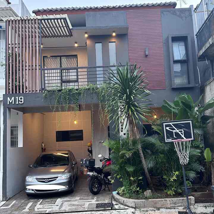 Fasad Rumah 

Waktu renov rumah ini semuanya bertahap ga ujug2 sempurna, yg penting saat itu budgetnya cukup dlu sampe rumah ga keujanan & ga kepanasan & tiap ruang bisa dipakai. Jadi kaya pagar balkon atas bertahap, awal sama skali ga dipakaiin apa2 tpi ternyata pas hujan tampias ke jendela kamar, lalu diakalin dikasih krey kayu tapi tnyata solusi belum sepenuhnya terpecahkan & Alhamdulillah ada rejekinya buat pasang pagar&kanopi di atas 

Kenapa pilih fasad warna gelap, biar ga bosen aj klo biasa rumah dicat putih hehe. ini kita pakai jotun exterior warna carbon black 



#Inspirasifasadrumah #Facadeideas #Gayafasad #renaiput #interiorrumah 