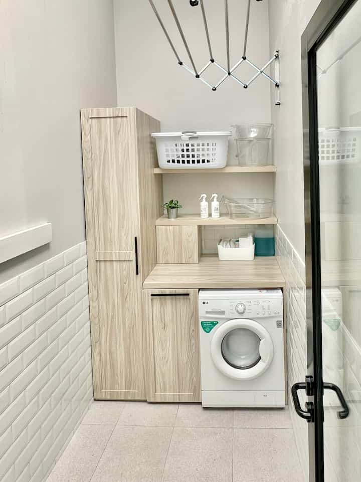 What’s on my laundry room???

Laundry room mungil dengan luas 3x1,5 m2 , kecil-kecil tapi maksimalis fungsinya 😊

Aku buat storage untuk simpan alat kebersihan dan stok kebutuhan cleaning rumah termasuk laundry. Dan aku pakai jemuran lipat supaya masih terasa lega dan luas.
#laundryroom
#laundryroomideas
#servicearea
#homestorage
#homestyle
#homedesign
#minimalis
#tinyhouse