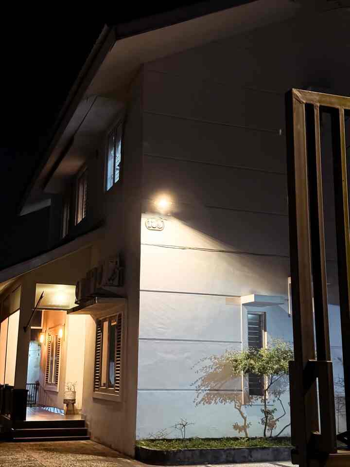 Fasad Rumah Kami Sebenarnya Menghadap Ke Samping.

Mengapa kami desain menghadap ke samping arah utara?Karena jika fasad kami arahkan hadap pagar masuk,kondisinya sangat panas terpapar langsung cahaya matahari arah barat siang hingga sore hari.
Mensiasati hal itu,fasad area entrance kami alihkan ke sisi utara.Jadi jika masuk halaman rumah kami,akan terlihat carport terbuka lebih dahulu baru area entrance untuk tamu.

#InspirasiFasadRumah
#FacadeIdea
#GayaFasad
#FasadAmericanStyle
#Entrance
