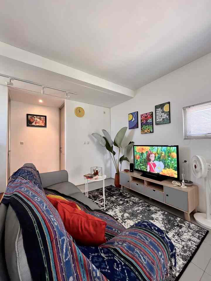 Menurutku dari semua ruangan yang ada di #rumahdaffari livingroom merupakan area yang segala bentuk perhatian untuk menata dicurahkan pada ruangan ini. Dengan konsep menuju gaya mid-century memberikan kesan ruangan hangat dan nyaman digunakan untuk berkumpul keluarga. Dengan tambahan beberapa item dekoratif seperti karpet abstrak hitam putih, poster abstrak colorfull & jam dinding berwarna kuning membuat ruangan masih terlihat estetik tapi tidak membosankan. 

#BTNOAS7
#livingroom
#midcentury
#aestheticroom
#rumahdaffari
