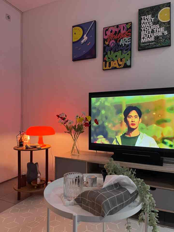 Suasana malam di livingroom 

#idedekorasi
#dekorasirumah 
#inspirasiruangan 
#dekorasiruangkeluarga
#livingroom 
#rekomendasiinterior 
#midcentury