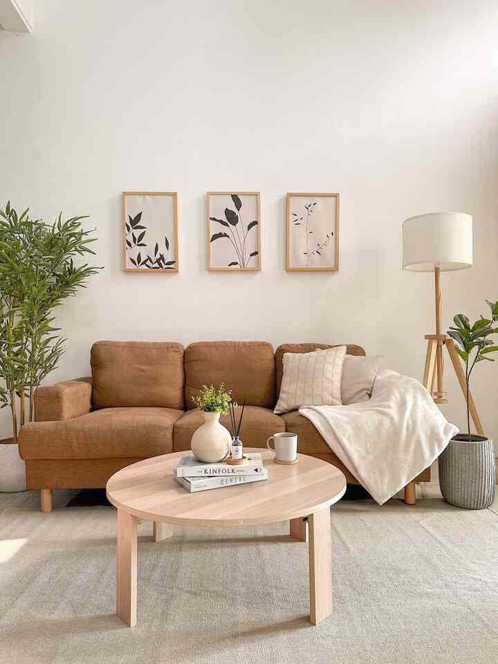 Welcome to my living room 😊
Living room kami bertema japandi, perpaduan warna putih, krem, coklat dan hijau dari tanaman, bikin living room ini terasa homey. 

Untuk dekorasinya gak terlalu banyak, kami memiliki beberapa unique decor items menurut kami, yaitu Bamboo artificial plant, round table, standing lamp, dan japandi walldecor. 

Keempat item ini mendukung sekali untuk menciptakan tema japandi dirumah kami 😊 

#OClassinteriorstyling
#homestyle