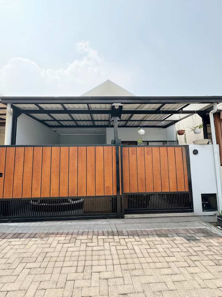 Style Facade 🏠

Fasad rumah kami dibuat simple dan minimalis dengan atap pelana.
Untuk memberikan suasana yang teduh kedalam rumah, kami menambahkan canopy dengan material atap pvc alderon dan rangka besi galvanis agar tahan lama dan tidak mudah berkarat.
Untuk keamanan dan privasi, kami menggunakan pagar yang cukup tinggi sekitar 180 cm dengan material yang sama dengan canopy dan woodplank agar ada sentuhan kayu.
Dari fasad ini terlihat warna yang dipilih black & wood dengan cat tembok grey agar minim perawatan.
Bagaimana dengan fasad rumah teman-teman O!House yuk cerita juga! 

#InspirasiFasadRumah
#FacadeIdeas
#GayaFasad
#FacadeMinimalist
#FasadRumahMinimalis
#FasadAtapPelana

