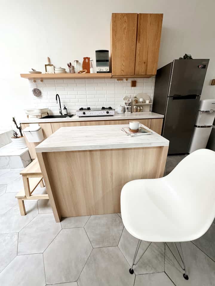 Awal pertama kali renovasi di rumah ini adalah dapur. Dapur harus dibuat senyaman mungkin dan harus selalu bersih karena disini hidangan buat keluarga bisa tersaji dengan sehat.

#BTNOAS7
#DapurMinimalis
#KitchenWhiteWood
#InspirasiDapurMinimalis
#KitchenStyling
