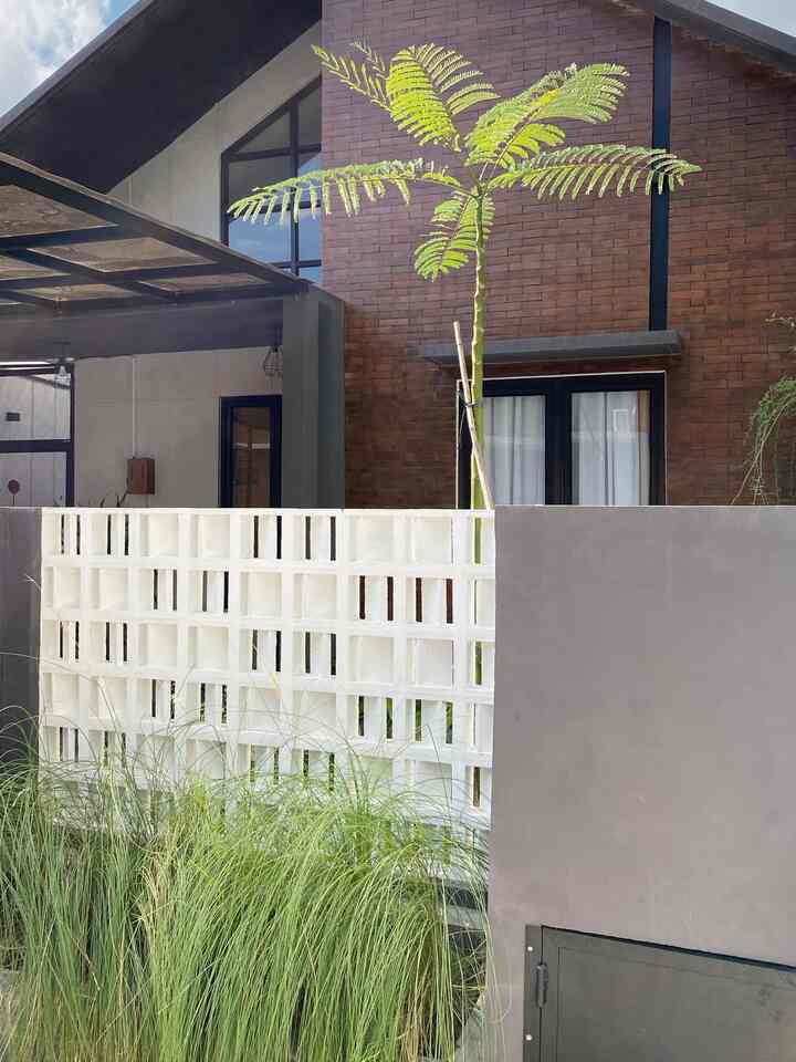 Daśa Cavana memiliki style fasad industrial scandinavian. Sebenarnya ini nama style buatan sendiri sih hihi. Karna bentuknya segitiga a la scandi, namun vibesnya lebih ke industrial. Material yang menonjol di fasad ini adalah penggunaan batu tempel. Aku memilih style ini agar dapat meminimalisir maintainance. Dan warna abu yang aku pilih cenderung ke warna abu tua, agar lebih menonjol warnanya. 

Pemilihan fasad ini pastinya tergantung keinginan setiap pemilik rumah ya, namun untuk rumah 1 lantaiku ini, bentuk fasad tinggi membuat rumah terlihat lebih gagah, dan juga terasa lapang. Mungkin bisa nextnya aku tambahkan mezanin juga. 

#InspirasiFasadRumah #FacadeIdeas
#GayaFasad #36m2 #tipe36 #tinyhouse