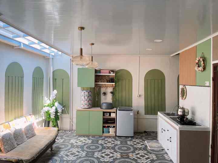 Praktisnya bersih-bersih rumah ketika Living Room, Laundry Area dan Kitchen berada dalam satu tempat! Ide ini muncul karena Living room lama sudah disekat menjadi kamar anak. Ternyata, setelah disatukan seperti ini, lebih menghemat waktu beres-beres loh, tetangga… karena sambil mencuci pakaian, aku juga bisa memasak dan disela-sela waktu memasak aku bisa membersihkan sofa dll. #IdeDapur #kitchenDesign #LivingRoom #LaundryRoom #SmallSpace #DekorasiRuangSempit #RuangSerbaGuna