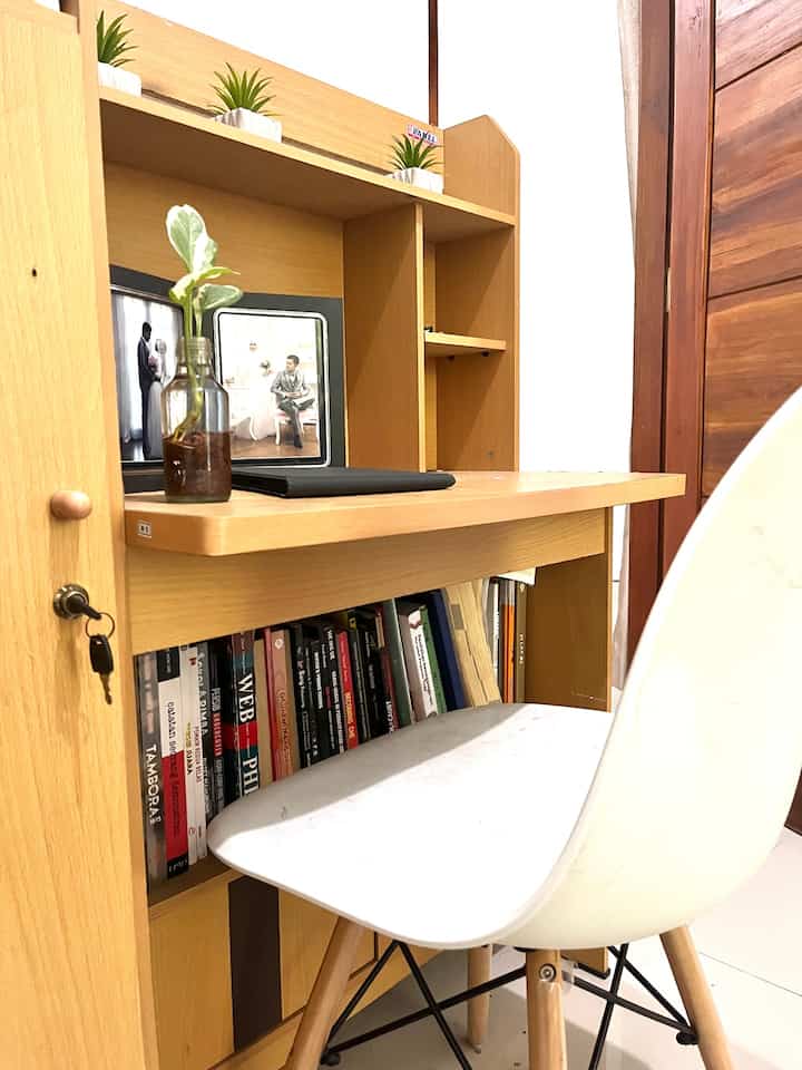 Tempat belajar untuk anak-anak, tapi dipakai juga untuk bekerja ibu sama ayahnya.hehe..
Aku akishvsedikit dekorasi bunga biar terlihat fress.

#mejabelajar
#ruangbelajar
#inspirasiruangkerja
#inspirasiruangbelajar
#dekorasiruangbelajar
#dekorasiruangkerja