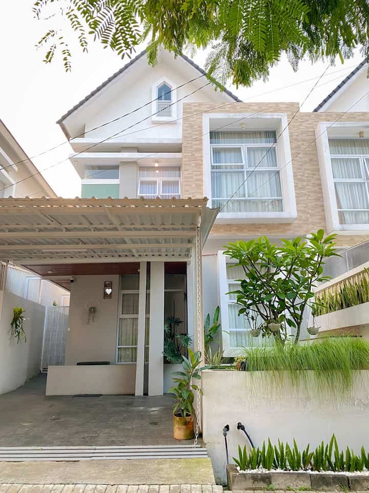 Fasad Rumah d_houseds katanya mengusung konsep eropa moderen minimalis. 

Halooo…
Rumah kami adalah rumah cluster yang modelnya sudah ditentukan oleh developer. Dari iklannya perumahan kami ini mengusung konsep eropa, yakni eropa moderen minimalis. Cirinya bisa dilihat dari Atap rumah ini miring dan tinggi. Memiliki jendela- jendela yang besar pada setiap sisinya. Juga hiasan berupa ornamen batu alam. Seperti rumah-rumah ala eropa pada umumnya fasad kami dicat dengan warna terang dominan putih dan abu muda pastel. Agar warna setiap sisinya terlihat menyatu dan nyaman dimata. Sebuah rumah yang sehat membutuhkan sirkulasi udara dan cahaya yang baik jadi pilihlah rumah yg memiliki banyak jendela. Tapi jangan lupa pertimbangkan sengatan sinar matahari ketika siang terik ya. Kamu bisa tetap memiliki rumah yang sehat dan mengakali teriknya sinar matahari yang terlalu banyak masuk kerumahmu. Misalnya dengan menggunakan roller blind, gordeng, ataupun ac ketika siang hari terlalu panas.

#InspirasiFasadRumah 
#FacadeIdeas
#GayaFasad
#whitehouse
#RumahDeveloper
#Cimahi
#bandung
