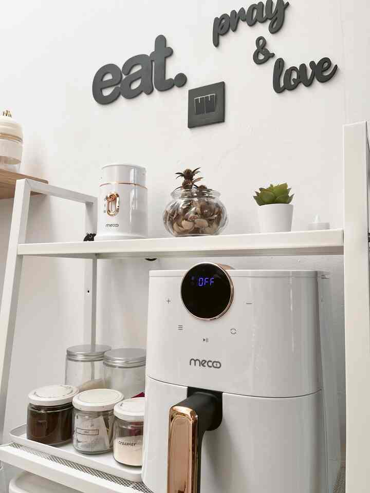 Coffee Corner✨

Pojok makanan, tempat buat kopi, cemilan, manggang

memanfaatkan space yg kecil dengan pakai lerberg (rak susun) agar muat banyak tempat.

pojok makanan ini sering di singgahi paksu, selain hobi ngopi hobi juga nyemil hihi

#CoffeeCorner 
#PojokMakanan
#AreaCemilan
#DekorasiDapur
#Dapur