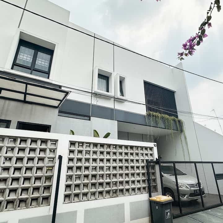 “Facade Rumah”

Rumah ini memiliki fasad yang tinggi. Industrial design kami menyebutnya. Dengan warna putih kombinasi dengan abu2 ditambah dengan pagar besi hollow memberikan kesan simple dan khas industrial. Pemilihan design  industrial dikarenakan lebih simple dan memiliki khas tersendiri. 
Semoga bisa memberikan inspirasi yaa semuaa

Malam 🫶🏻

#InspirasiFasadRumah
#FacadeIdeas
#GayaFasad
#industrialfasad
#casaaksadaru
