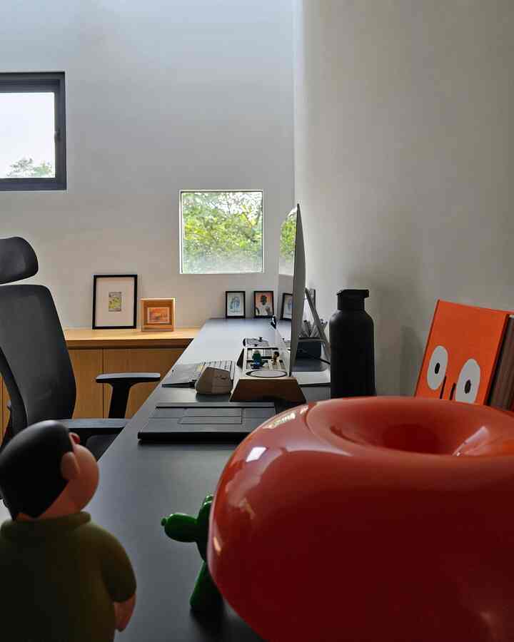 Benda-benda favorit yang bikin terus terinspirasi sambil kerja 🤩

#HomeOffice #IssetHouse #InspirasiRumah #DekorRumah #KamarKerja #RuangKerja