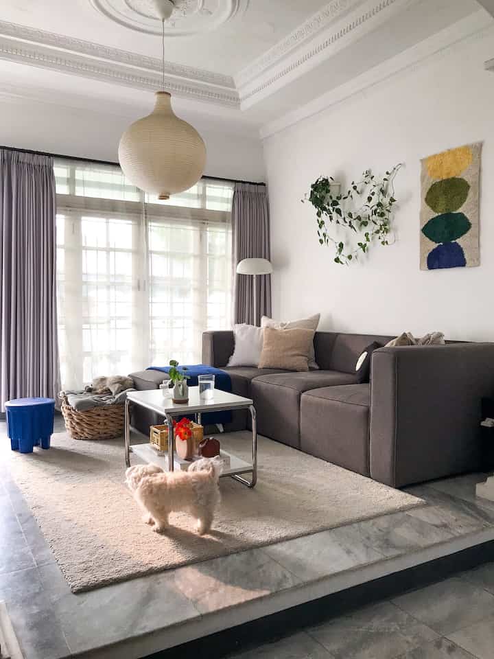 Main play station, chill & netflix, youtube, baca buku, semua di ruangan ini. Bisa dibilang entertainment room, makanya ruangannya lebih “berwarna”. Kedepannya pengen tambah projector sama kursi santai satu lagi, beberapa tanaman dan sekalian masukin barang-barang dekorasi dengan warna-warna cerah juga.

#BTNOAS7 #midcenturymodern #ikeahome #indoorplants #pawparents 