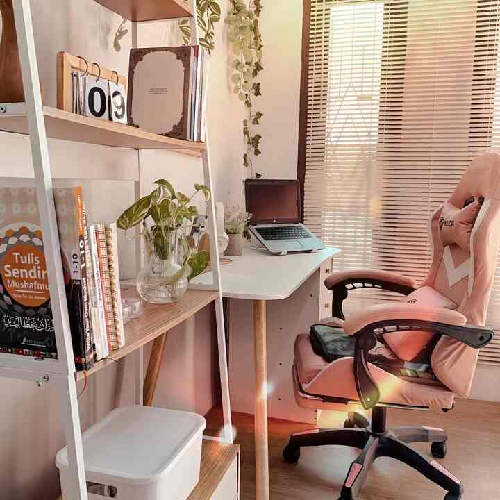 My desk work 👩🏻‍💻💡✨
dengan situasi & posisi yang berbeda 🤏🏼
#BTNOAS7 #deskwork #ruangkerja #minimalis 