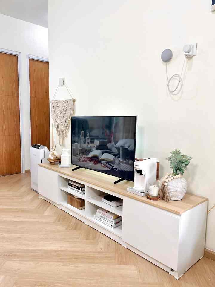 Our Lil House Living Room - Meja TV

Hai semuanya!🥰 Dulu meja TV di ourlilhouse cuma mengandalkan rak buku yang dijadiin kabinet TV. Sampai akhirnya aku menemukan meja TV yang cocok banget sama suasana rumahku!🥹 Designya simpel dan minimalis, warnanya style japandi cocok banget dengan tema rumah. Alasnya cukup luas, jadi bisa jadi tempat aku simpan dekorasi rumah, agar makin aesthetic!😍 Semoga bisa jadi inspirasi furniture untuk rumah kalian ya!😉💛

#InspirasiFurniture #RumahMungil #MejaTV #DekorasiRumah #LivingRoom #Credenza #DesignInterior