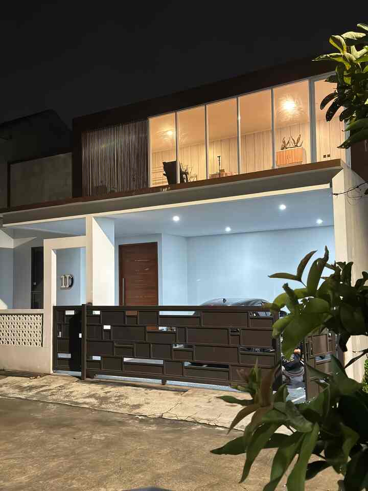 Welcome to fasad kubik…. Fasad ini d design secara sederhana mengusung tema modern minimalis kontemporer (kubuism) …. Pemilihan warna putih agar terlihat luas dan warna coklat agar rumah terasa lebih sejuk.  Pemasangan sedikit roster hanya untuk variasi agar tdk terlihat monoton,,, semoga menginspirasi🥰
#InspirasiFasadRumah
#FacadIdeas
#GayaFasad