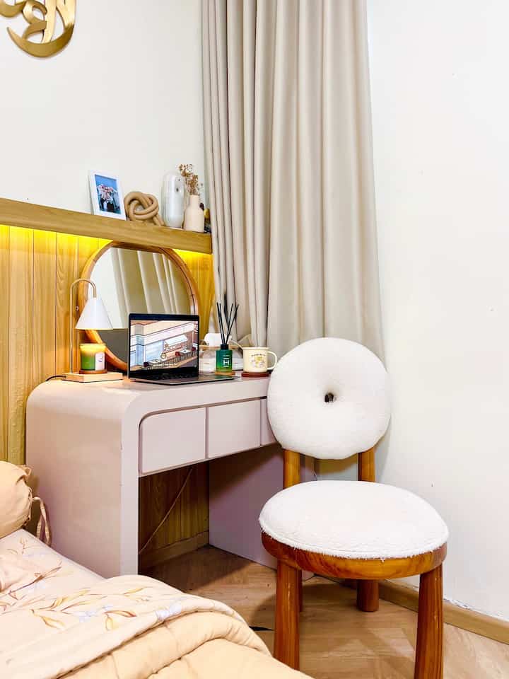 Our Lil House - Favorite Decoration

Hai semuanya!🥰 Aku mau share barang-barang favorit aku dirumah! Yaitu kursi rias bentuk donat ini karena ini impian aku banget yang terinspirasi dari pinterest, yang aku sampai custom bikinnya. Lalu ada dekorasi pajangan DIY yang aku bikin sendiri sama temen-temen aku. Terus ada diffuser juga dari Home Of Humans yang bikin rumah aku jadi wangii banget💖 dan yang paling sering aku pakai sprei dari todaysfashion yang nyaman banget🥰

#BendaFavorit #RekomendasiDekor #RecommendedDecorItems #KursiRias #Diffuser #Sprei #WallDecor