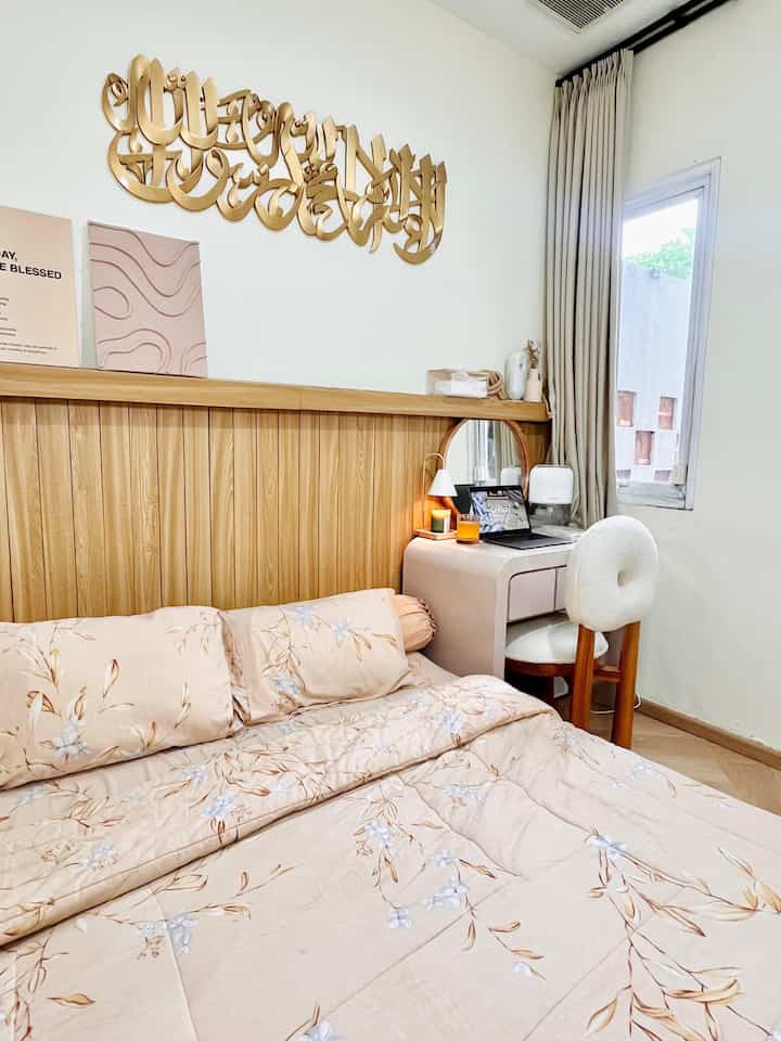 Our Lil House Bedroom - Vanity Desk

Hai semuanya!🥰 Aku lagi seneng banget menghabiskan moment kerja aku di vanity desk kamar, karena aku decor senyaman mungkin untuk aku bekerja😍 Di vanity desk aku simpan candle warmer dan juga dehumidifier, agar aku bisa kerja lebih relax dan comfy. Kalo kalian suka menghabiskan moment favorit di rumah di ruangan apa?☺️🤎 #WaktuFavoritDiRumah #FavoritRooms #FavoritDecorItems #Bedroom #RumahMungil