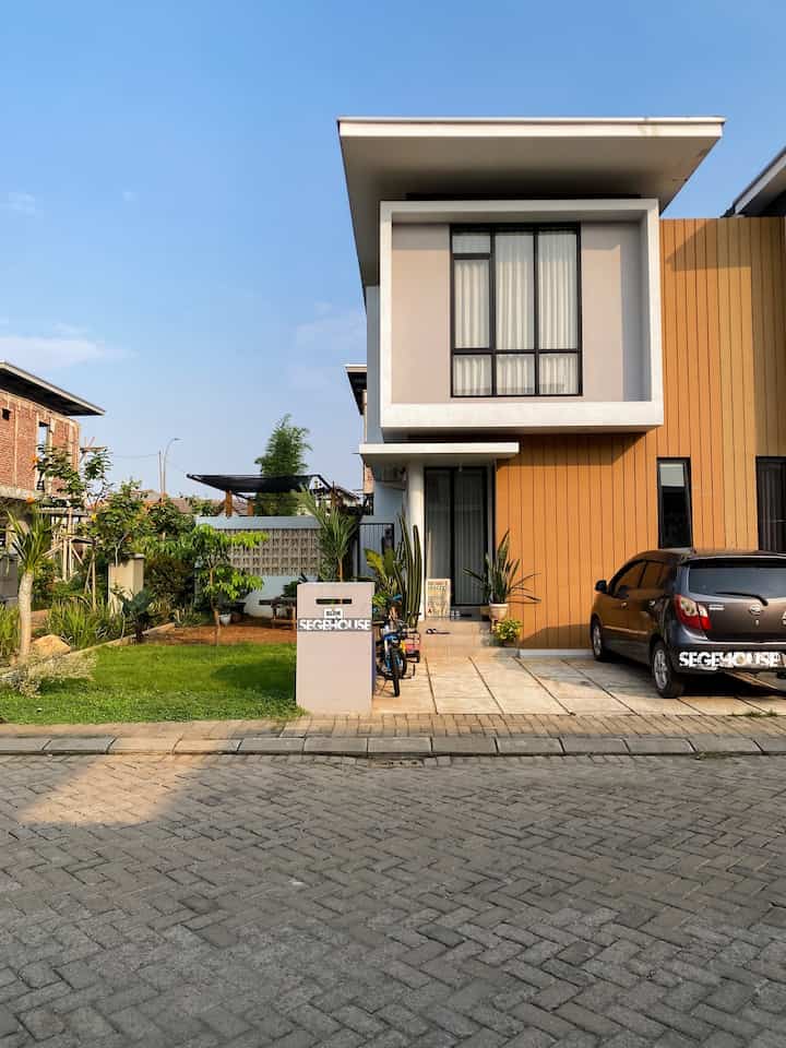Fasad rumah ku kesan pertama ku

Ini adalah fasad 1 perumahan yang sama , ini adalah kesan pertama waktu pertama kali berkunjung saat survei. Langsung suka sama model fasad pada pandangan pertama, perumahan kami mengambil konsep modern tropis

Kami membeli type dengan hook samping , jadi untuk sementara kami jadi kan taman. 8 bulan berjalan ini kami sudah menempati rumah ini dengan segala sisi cerita nya

#inspirasifasadrumah
#facadeideas
#gayafasad
#segehouse
