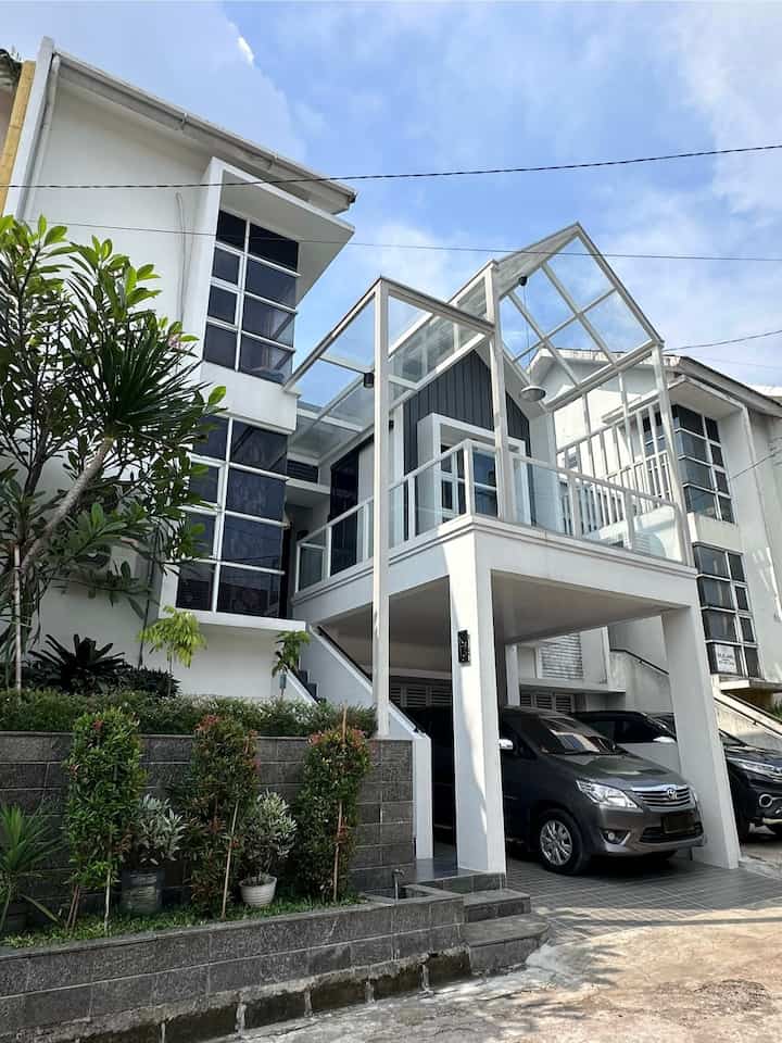 • Fasad Fungsional •

Hello O!House friends, desain fasad rumah aku dibuat untuk memfasilitasi kebutuhan kami sebagai pemilik rumah.
1. Jendela besar tipikal di sisi kiri memberikan cahaya berlimpah di area kamar tidur.
2. Kanopi memanjang di tengah fasad untuk menaungi area tangga sehingga melindungi kami dari hujan ketika masuk ke rumah.
3. Kanopi segitiga memayungi balkon dari hujan.
4. Pemilihan material penutup kanopi dari kaca tempered memungkinkan cahaya tetap masuk ke dalam rumah.
5. Pagar di sisi kanan, selain sebagai struktur penyangga kanopi, juga untuk memastikan anak-anak tidak terjatuh.
6. Material railing balkon dari besi hollow dan kaca tempered dipilih untuk menghindarkan risiko anak-anak terjepit di railing dibanding jika desainnya kisi-kisi.
7. Nomor rumah terdapat di kedua sisi kolom (sejajar arah datang dan balik kendaraan) sehingga memudahkan kurir mencari nomor rumah.


#InspirasiFasadRumah
#FacadeIdeas
#GayaFasad
#Exterior
#Eksterior