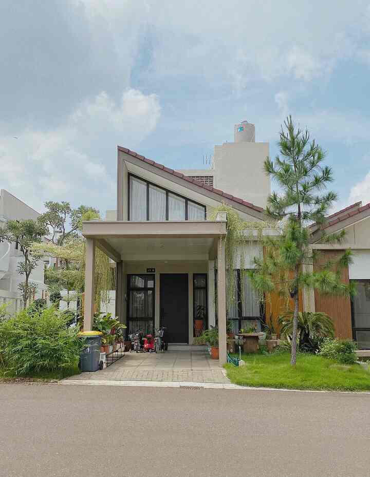 • Facade 
Facade dr rumah mungil ku ini bawaan developer yg sedikit mengusung ke design facade bergaya japandi dan tidak banyak aku rubah memang karna peraturan dr developer tampak depan dan cat Exterior ini tidak boleh di rubah sama sekali karna itu memang menjadi ciri khas di cluster ini semua terlihat seragam dan rapih jadi aku hanya merubah bagian samping belakang untuk menambahkan ruangan di atas dilantai 2 dan 3..


#InspirasiFasadRumah
#FacadeIdeas
#GayaFasad